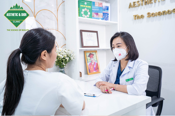 Bác sĩ thăm khám và tư vấn